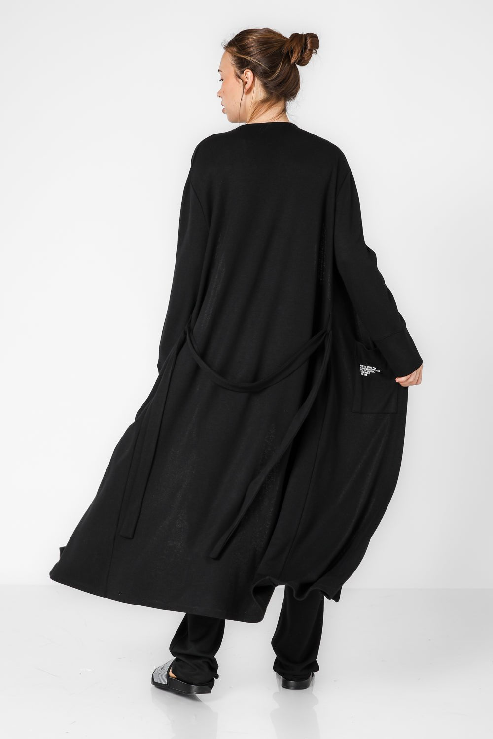 KENNETH COLE - קרדיגן לאונג' ארוך בצבע שחור עם הדפס לוגו - MASHBIR//365