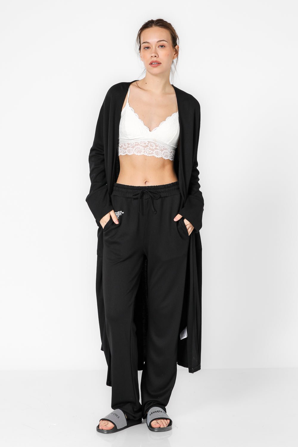 KENNETH COLE - קרדיגן לאונג' ארוך בצבע שחור עם הדפס לוגו - MASHBIR//365