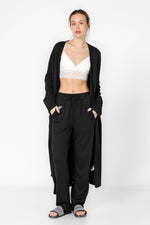 KENNETH COLE - קרדיגן לאונג' ארוך בצבע שחור עם הדפס לוגו - MASHBIR//365