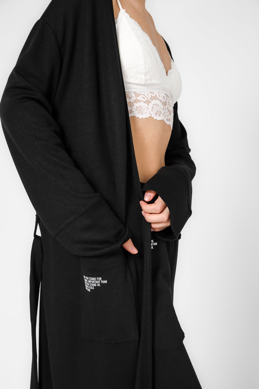 KENNETH COLE - קרדיגן לאונג' ארוך בצבע שחור עם הדפס לוגו - MASHBIR//365