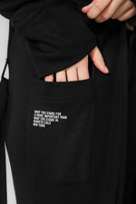 KENNETH COLE - קרדיגן לאונג' ארוך בצבע שחור עם הדפס לוגו - MASHBIR//365