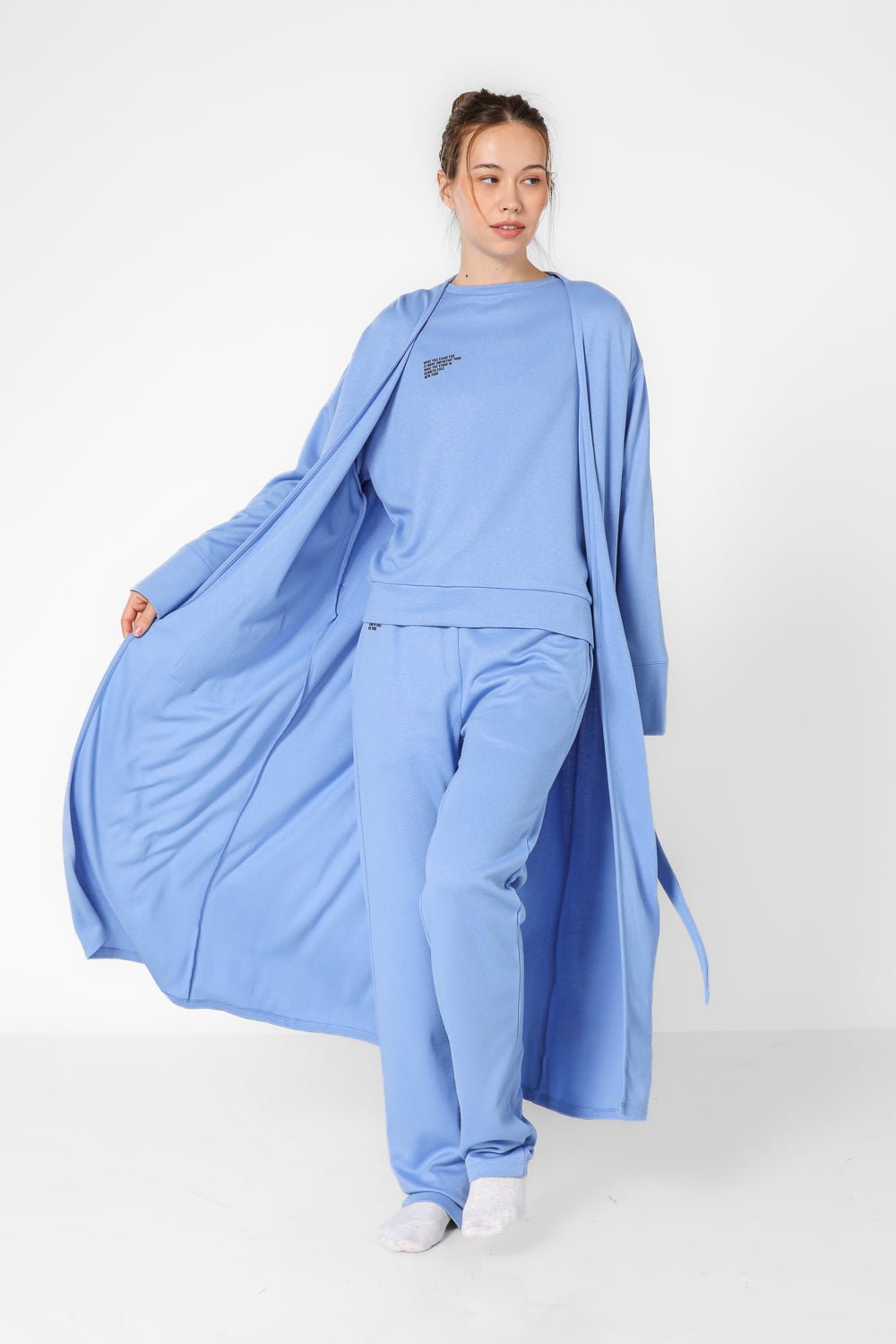 KENNETH COLE - קרדיגן לאונג' ארוך בצבע תכלת עם הדפס לוגו - MASHBIR//365