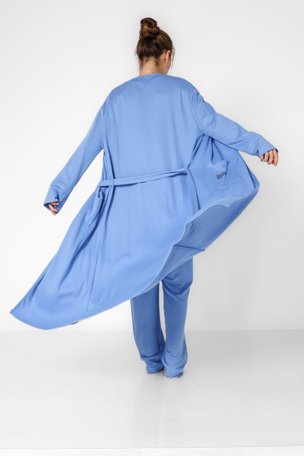 KENNETH COLE - קרדיגן לאונג' ארוך בצבע תכלת עם הדפס לוגו - MASHBIR//365