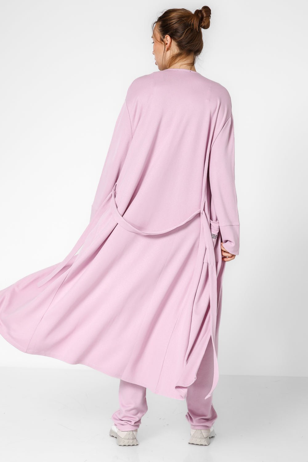 KENNETH COLE - קרדיגן לאונג' ארוך בצבע ורוד עם הדפס לוגו - MASHBIR//365