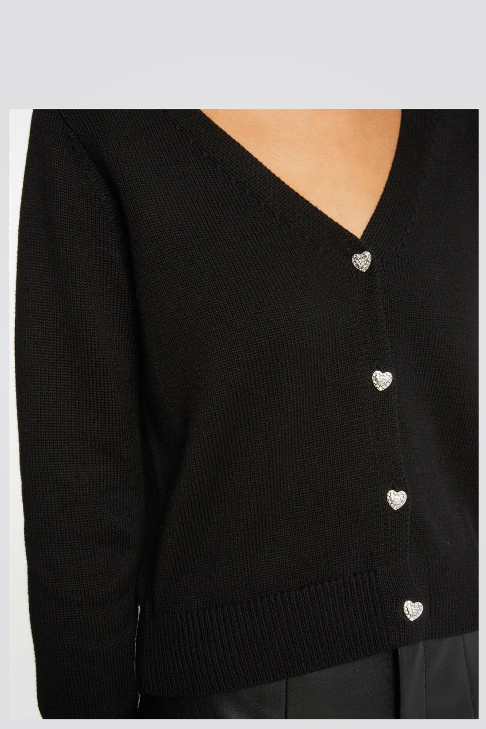 MORGAN - קרדיגן נשים וי עם כפתורי לב יהלומים בשחור - MASHBIR//365