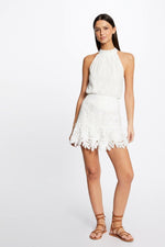 MORGAN - קרופ טופ רקמה בצבע לבן - MASHBIR//365