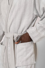 KENNETH COLE - חלוק מגבת אריגת פסים בצבע אפור - MASHBIR//365