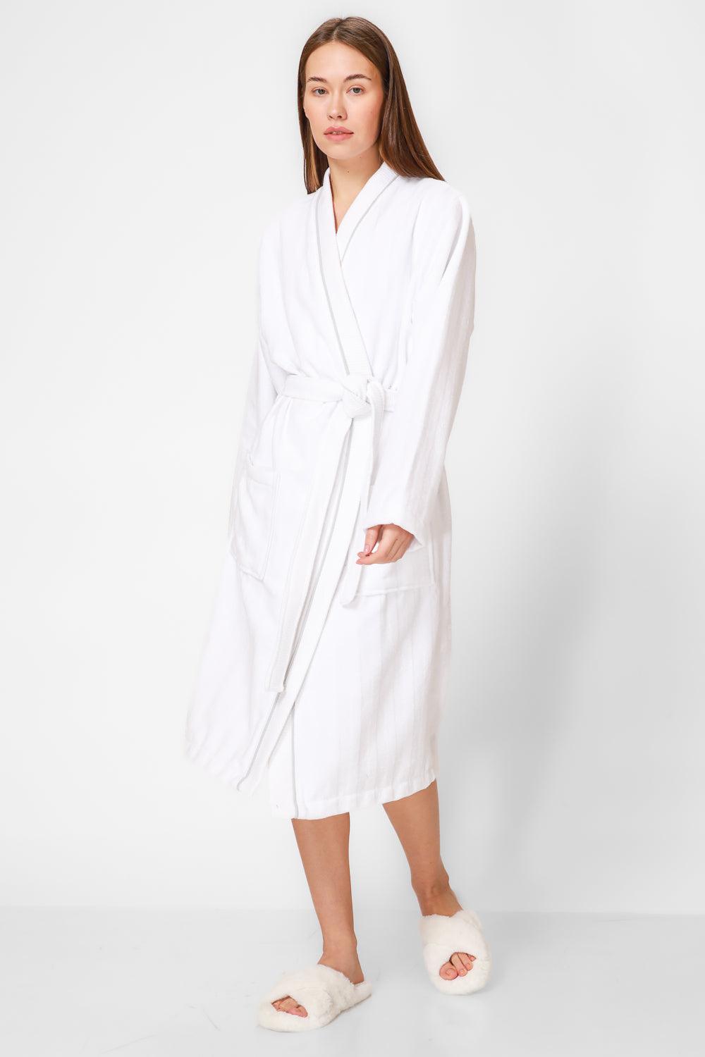 KENNETH COLE - חלוק מגבת אריגת פסים בצבע לבן - MASHBIR//365