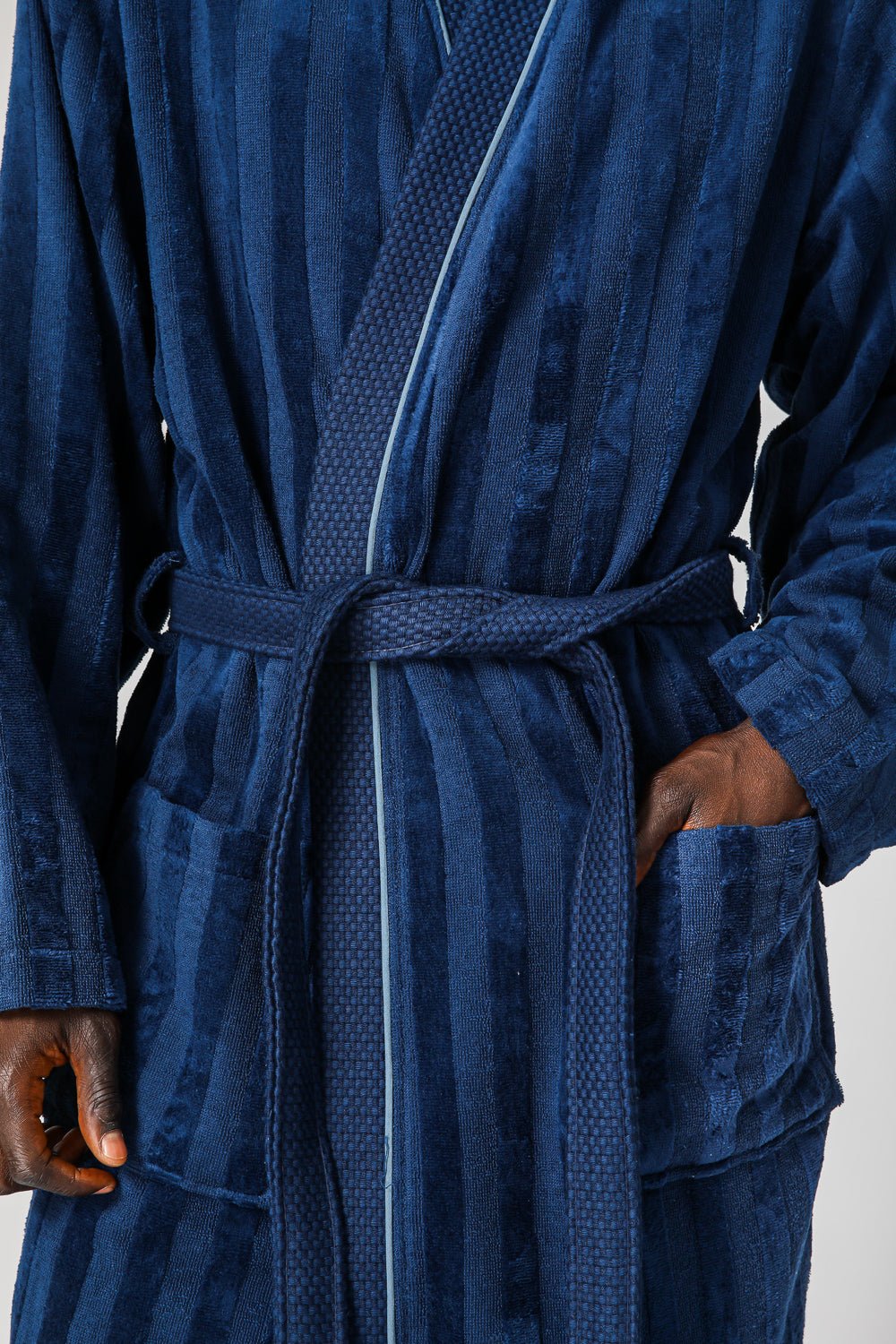 KENNETH COLE - חלוק מגבת אריגת פסים בצבע כחול - MASHBIR//365