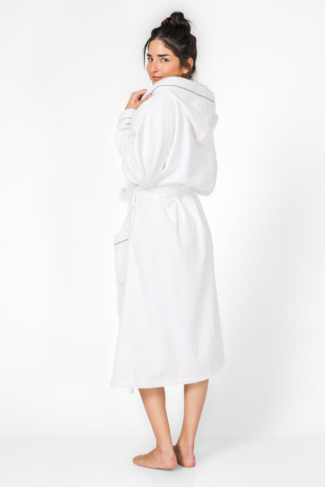 KENNETH COLE - חלוק מגבת עם כובע בצבע לבן - MASHBIR//365