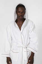 KENNETH COLE - חלוק מגבת עם כובע בצבע לבן - MASHBIR//365