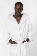 KENNETH COLE - חלוק מגבת עם כובע בצבע לבן - MASHBIR//365