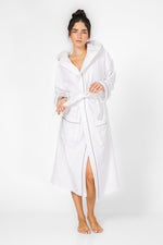 KENNETH COLE - חלוק מגבת עם כובע בצבע לבן - MASHBIR//365