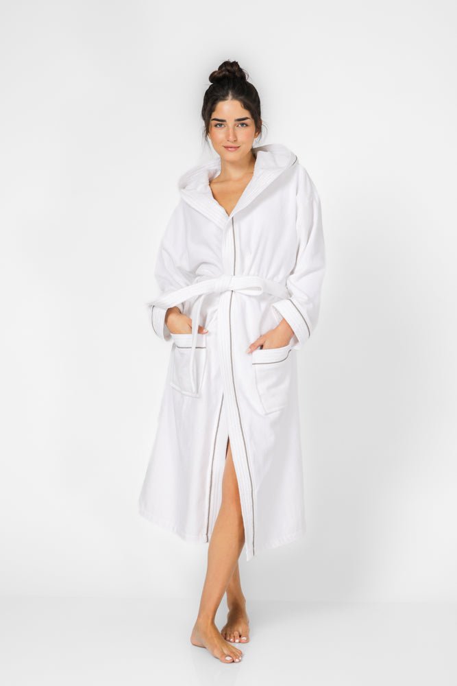 KENNETH COLE - חלוק מגבת עם כובע בצבע לבן - MASHBIR//365