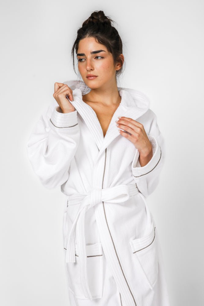 KENNETH COLE - חלוק מגבת עם כובע בצבע לבן - MASHBIR//365