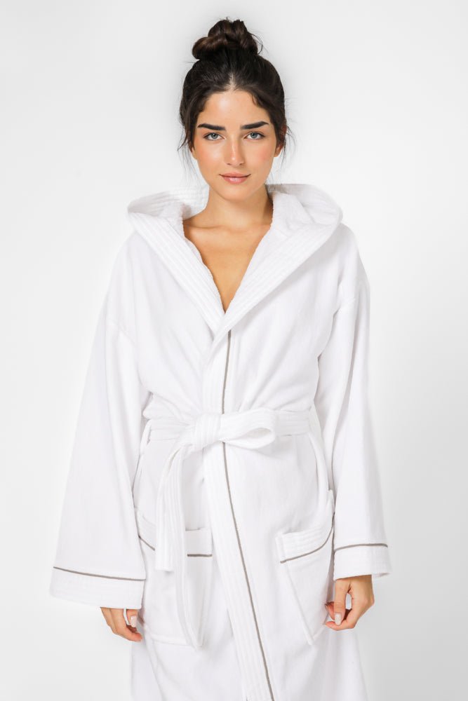 KENNETH COLE - חלוק מגבת עם כובע בצבע לבן - MASHBIR//365