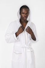 KENNETH COLE - חלוק מגבת עם כובע בצבע לבן - MASHBIR//365