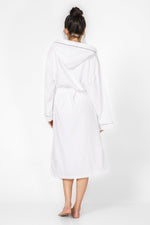 KENNETH COLE - חלוק מגבת עם כובע בצבע לבן - MASHBIR//365