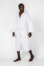 KENNETH COLE - חלוק מגבת עם כובע בצבע לבן - MASHBIR//365