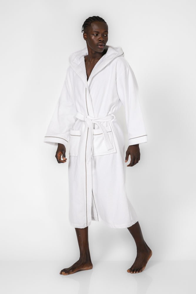 KENNETH COLE - חלוק מגבת עם כובע בצבע לבן - MASHBIR//365