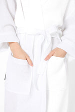 KENNETH COLE - חלוק רחצה יוניסקס בצבע לבן - MASHBIR//365