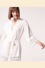 ETAM - חלוק סאטן בגימור תחרה SKY בצבע קרם - MASHBIR//365