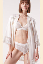 ETAM - חלוק סאטן בגימור תחרה SKY בצבע קרם - MASHBIR//365