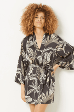 ETAM - חלוק סאטן בהדפס עלים NURI בצבע שחור - MASHBIR//365