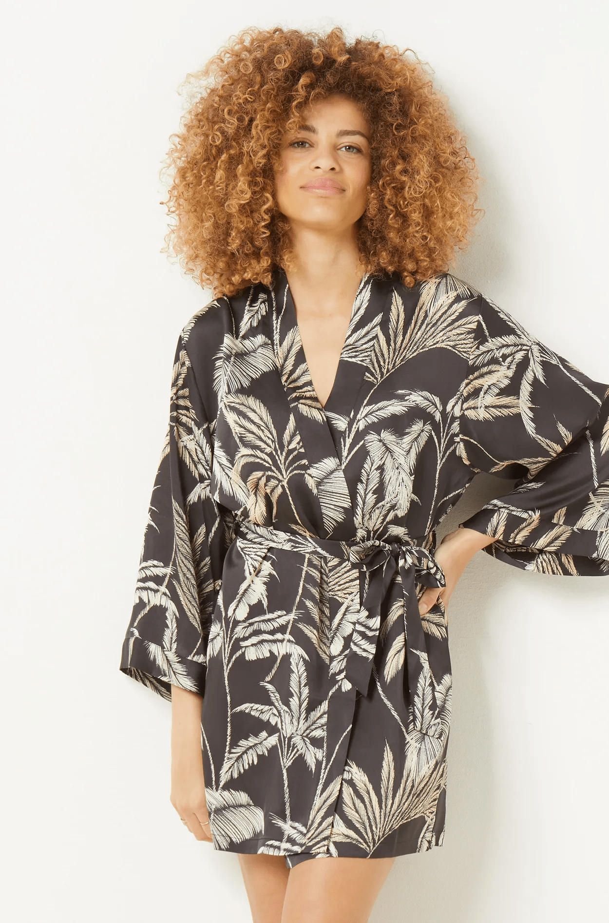 ETAM - חלוק סאטן בהדפס עלים NURI בצבע שחור - MASHBIR//365