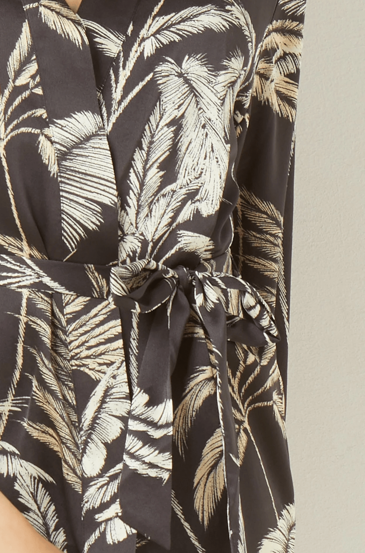 ETAM - חלוק סאטן בהדפס עלים NURI בצבע שחור - MASHBIR//365