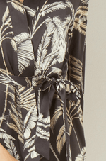 ETAM - חלוק סאטן בהדפס עלים NURI בצבע שחור - MASHBIR//365