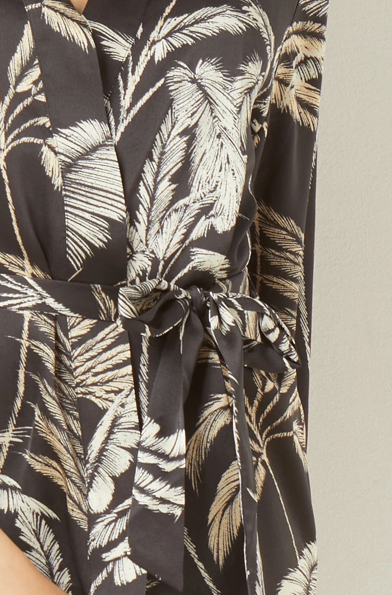 ETAM - חלוק סאטן בהדפס עלים NURI בצבע שחור - MASHBIR//365