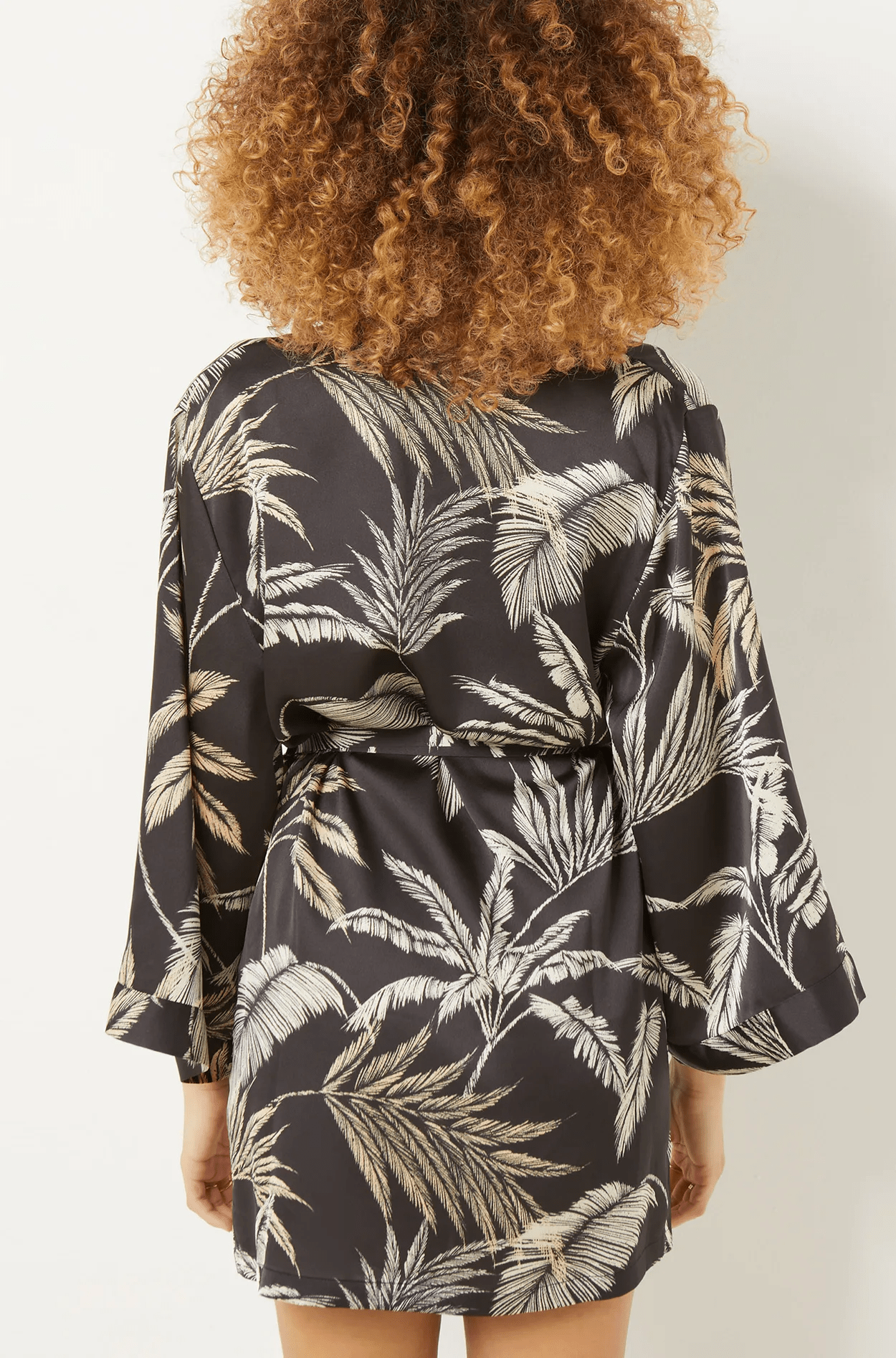 ETAM - חלוק סאטן בהדפס עלים NURI בצבע שחור - MASHBIR//365