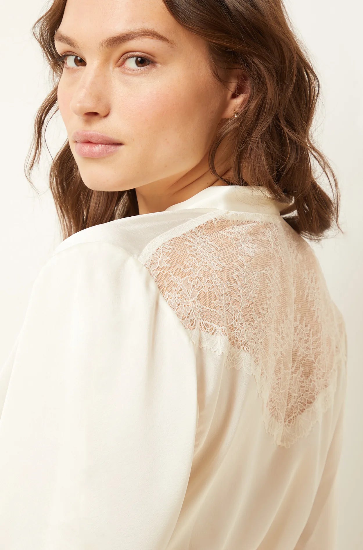 ETAM - חלוק סאטן בשילוב תחרה SENTIMENT קרם - MASHBIR//365