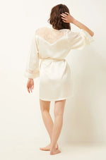 ETAM - חלוק סאטן בשילוב תחרה SENTIMENT קרם - MASHBIR//365