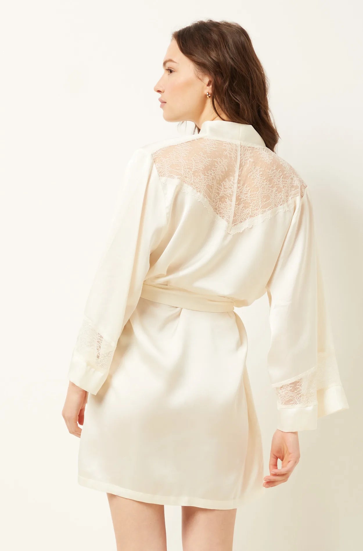 ETAM - חלוק סאטן בשילוב תחרה SENTIMENT קרם - MASHBIR//365