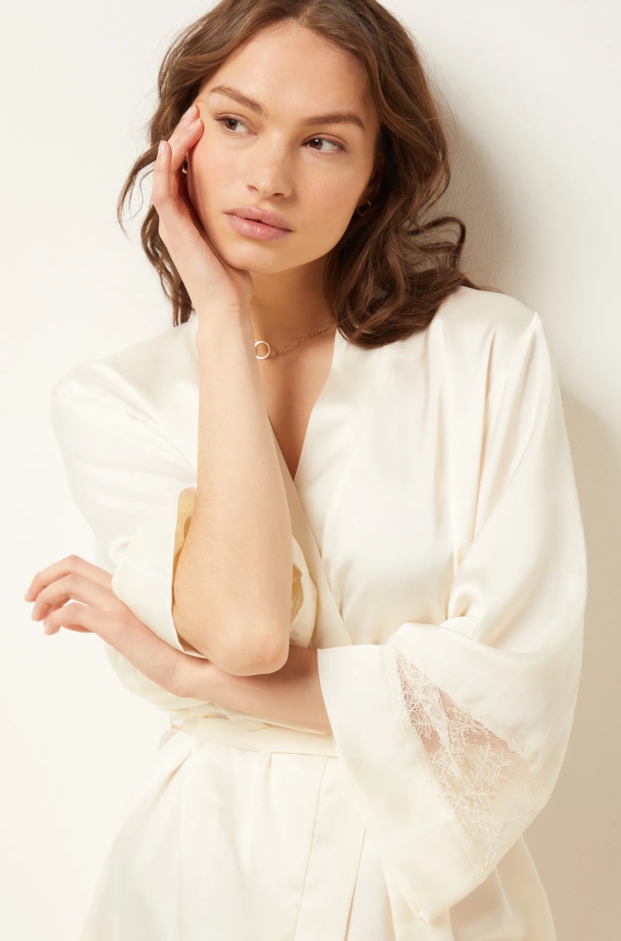 ETAM - חלוק סאטן בשילוב תחרה SENTIMENT קרם - MASHBIR//365