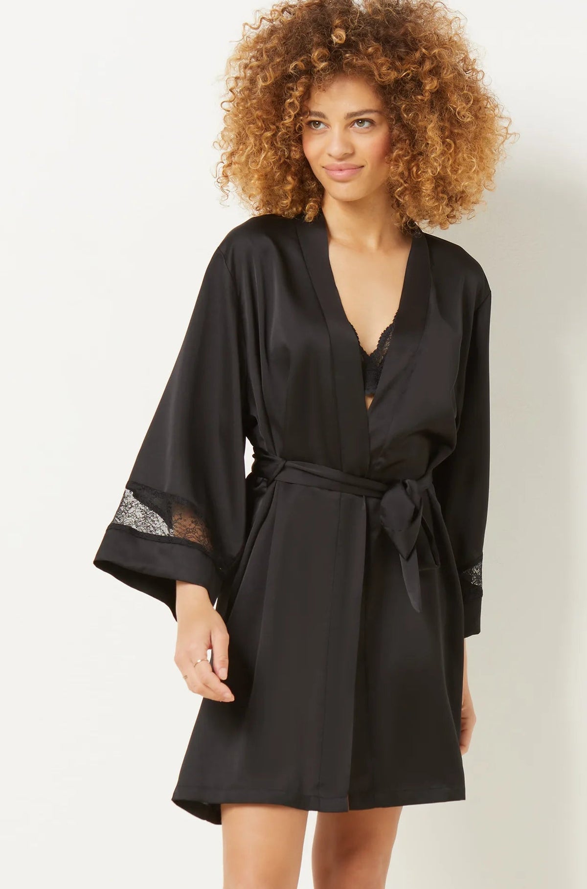 ETAM - חלוק סאטן בשילוב תחרה SENTIMENT שחור - MASHBIR//365