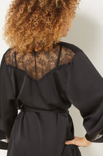 ETAM - חלוק סאטן בשילוב תחרה SENTIMENT שחור - MASHBIR//365