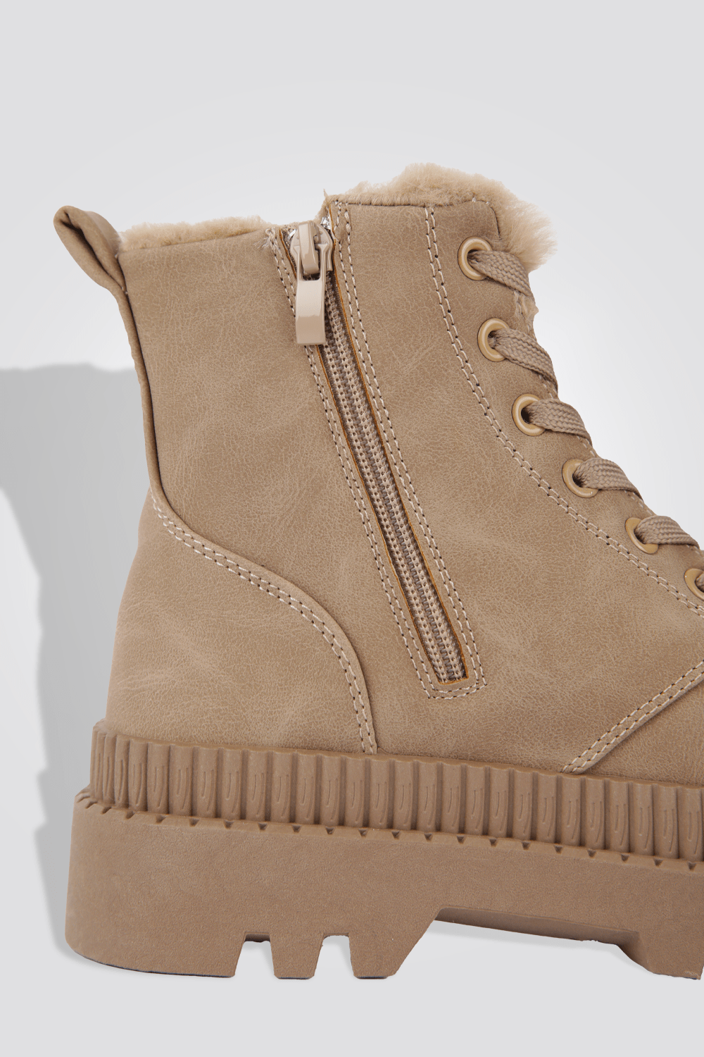 LADY COMFORT - מגפון פרווה בצבע בז' - MASHBIR//365