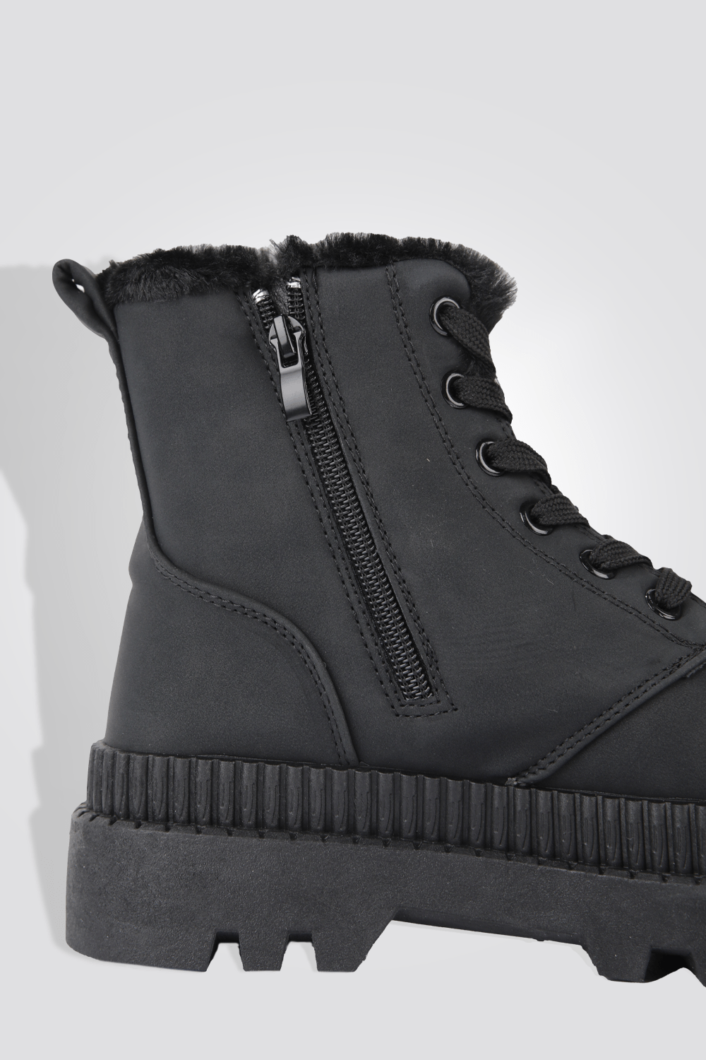 LADY COMFORT - מגפון פרווה בצבע שחור - MASHBIR//365