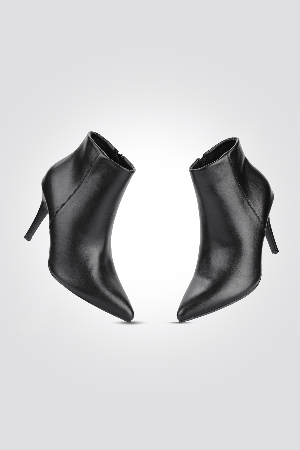 KENNETH COLE - מגפון עקב שפיץ בצבע שחור - MASHBIR//365