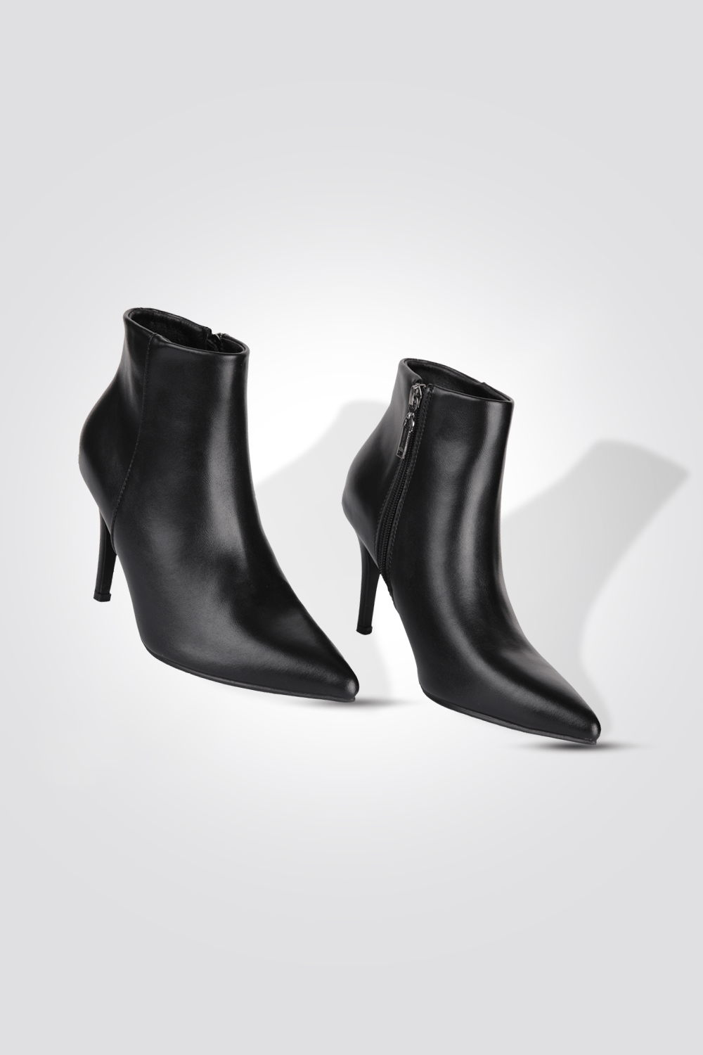 KENNETH COLE - מגפון עקב שפיץ בצבע שחור - MASHBIR//365