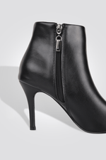 KENNETH COLE - מגפון עקב שפיץ בצבע שחור - MASHBIR//365