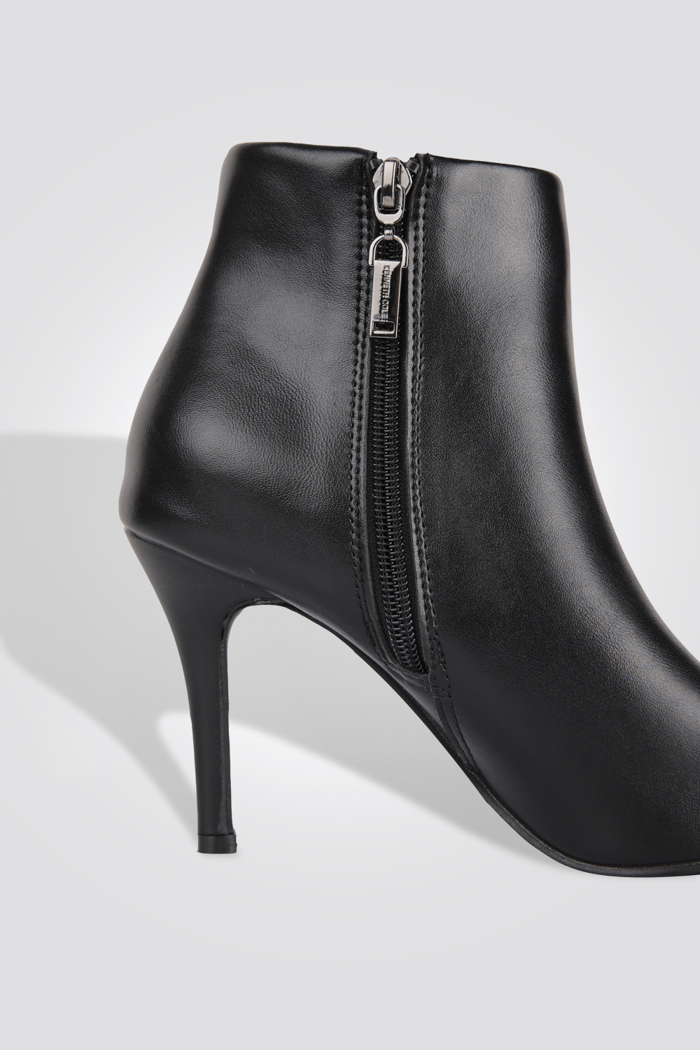 KENNETH COLE - מגפון עקב שפיץ בצבע שחור - MASHBIR//365