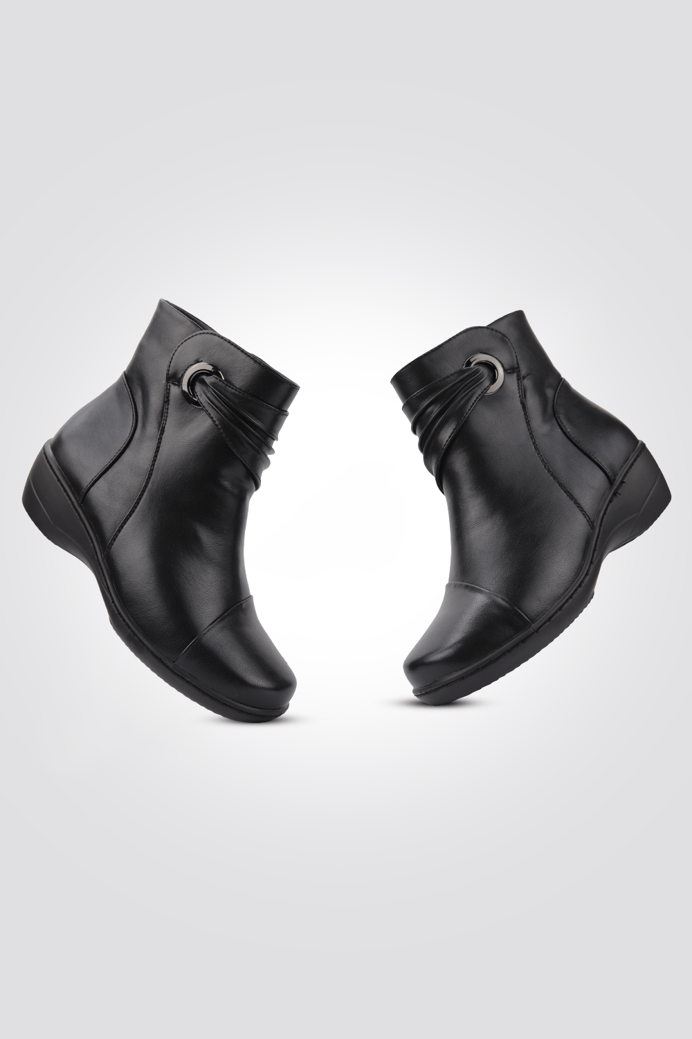 LADY COMFORT - מגפון לנשים עם כיווצים בצבע שחור - MASHBIR//365