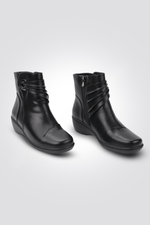 LADY COMFORT - מגפון לנשים עם כיווצים בצבע שחור - MASHBIR//365