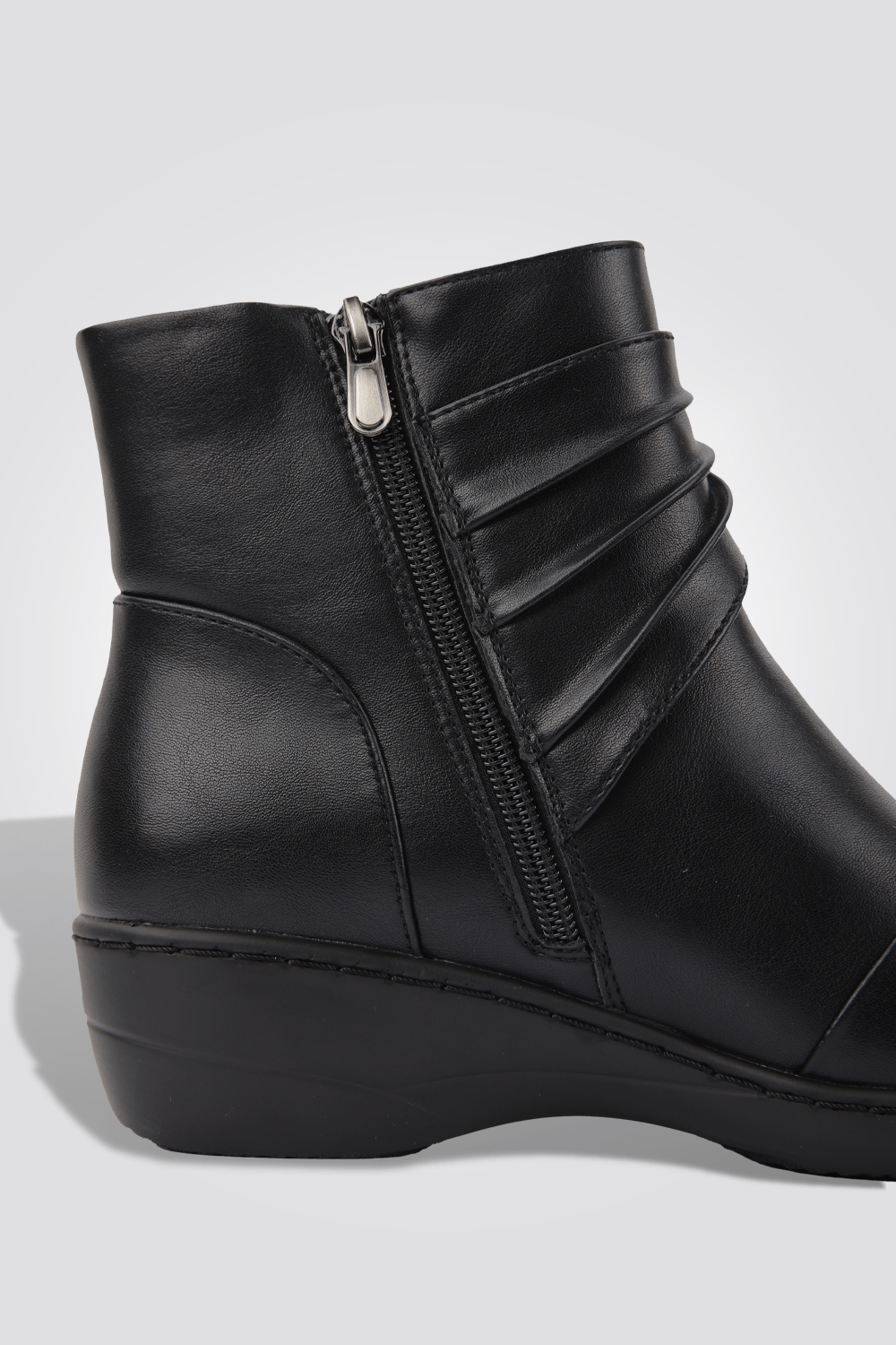 LADY COMFORT - מגפון לנשים עם כיווצים בצבע שחור - MASHBIR//365