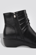 LADY COMFORT - מגפון לנשים עם כיווצים בצבע שחור - MASHBIR//365