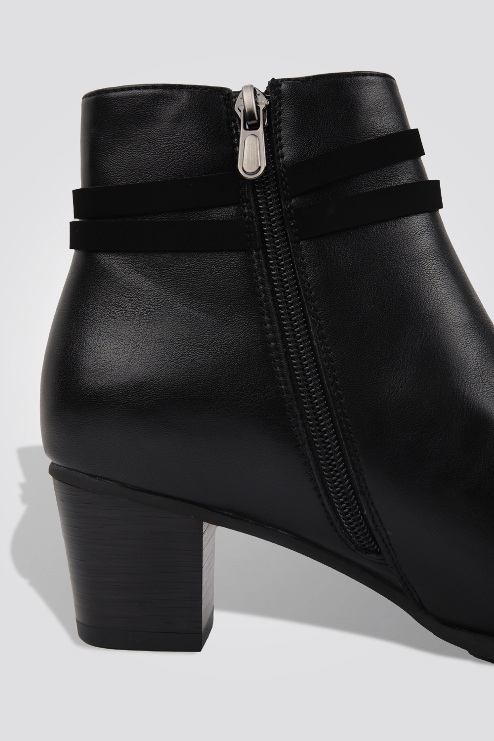 LADY COMFORT - מגפון לנשים עם רצועה כפולה בצבע שחור - MASHBIR//365